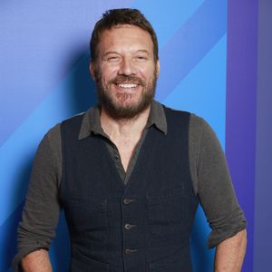 Samuel Le Bihan y incarne un ancien policier marseillais reconverti en inspecteur rural, solitaire et attachant.

Samuel Le Bihan de la série "Alex Hugo" à la sixième édition du Festival Séries Mania à Lille, France, le 22 mars 2023.

© Christophe Aubert via Bestimage