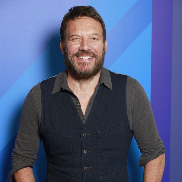 Samuel Le Bihan y incarne un ancien policier marseillais reconverti en inspecteur rural, solitaire et attachant.

Samuel Le Bihan de la série "Alex Hugo" à la sixième édition du Festival Séries Mania à Lille, France, le 22 mars 2023.

© Christophe Aubert via Bestimage