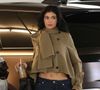 Une bien triste nouvelle qui a certainement attristé Kylie Jenner... 

Los Angeles, CA - EXCLUSIF - Kylie Jenner arrive à une réunion d'affaires à Los Angeles, vêtue d'un jean bleu et d'un manteau à mi-hauteur (Backgrid USA / Bestimage).