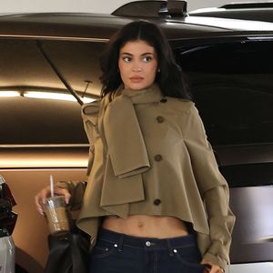 Une bien triste nouvelle qui a certainement attristé Kylie Jenner... 

Los Angeles, CA - EXCLUSIF - Kylie Jenner arrive à une réunion d'affaires à Los Angeles, vêtue d'un jean bleu et d'un manteau à mi-hauteur (Backgrid USA / Bestimage).