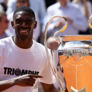 Ousmane Dembélé (PSG) présente le trophée de la Ligue des champions sur le court Philippe-Chatrier lors des internationaux de France de Tennis de Roland Garros 2025 (Jour 9), à Paris, France, le 2 juin 2025. © Jacovides-Moreau/Bestimage