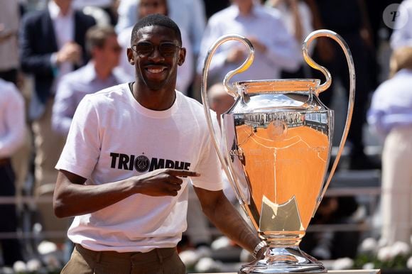 Ousmane Dembélé (PSG) présente le trophée de la Ligue des champions sur le court Philippe-Chatrier lors des internationaux de France de Tennis de Roland Garros 2025 (Jour 9), à Paris, France, le 2 juin 2025. © Jacovides-Moreau/Bestimage