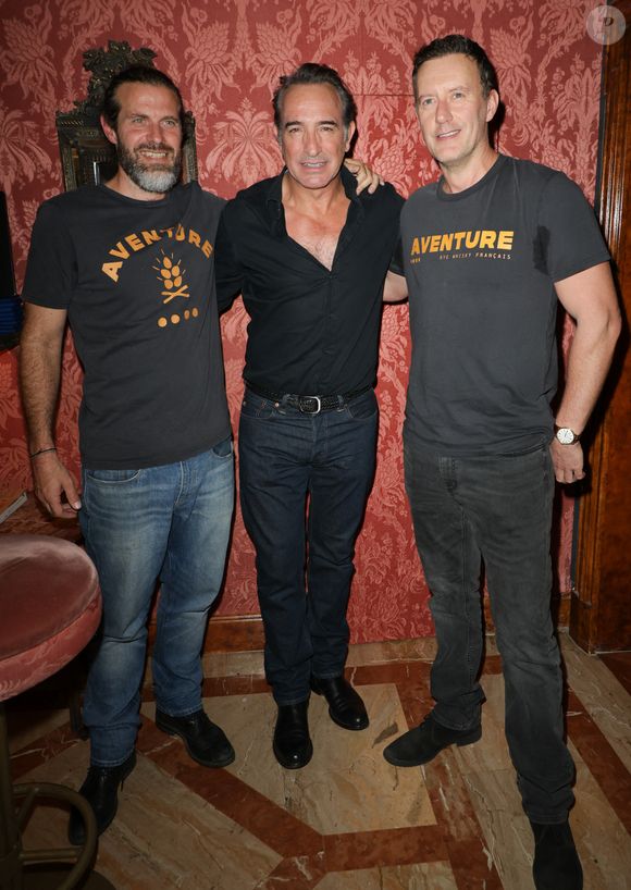 L'acteur a découvert le rye whisky grâce à Bill Murray lors du tournage du film "Monuments Men".

Exclusif - Jean Dujardin lance avec ses amis son premier whisky, "Aventure" distillé à Bordeaux, au bar du restaurant Lapérouse à Paris le 9 octobre 2025.

© Coadic Guirec / Bestimage