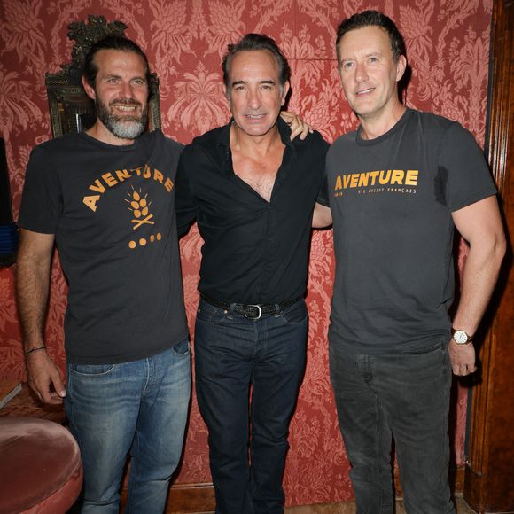 L'acteur a découvert le rye whisky grâce à Bill Murray lors du tournage du film "Monuments Men".

Exclusif - Jean Dujardin lance avec ses amis son premier whisky, "Aventure" distillé à Bordeaux, au bar du restaurant Lapérouse à Paris le 9 octobre 2025.

© Coadic Guirec / Bestimage