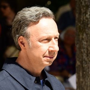 Cette nouvelle responsabilité s'ajoute à ses nombreux engagements en faveur du patrimoine français.
Stéphane Bern en tournage de la finale du concours de l'émission "Le Village préféré des Français" à Saint Antoine l'Abbaye, en Isère, France, le 12 juin 2026.
© Romain Doucelin/Bestimage