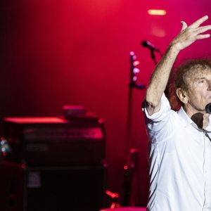 Ils ont d'ailleurs confié : "On a parfois l'impression, Pierre et moi, d'être son parent, toujours à veiller à ce qu'il ne fasse pas une conn**ie".

Exclusif - Alain Souchon au festival de Ramatuelle, le 11 août 2021. © Cyril Bruneau / Festival de Ramatuelle / Bestimage