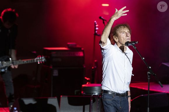 Ils ont d'ailleurs confié : "On a parfois l'impression, Pierre et moi, d'être son parent, toujours à veiller à ce qu'il ne fasse pas une conn**ie".

Exclusif - Alain Souchon au festival de Ramatuelle, le 11 août 2021. © Cyril Bruneau / Festival de Ramatuelle / Bestimage