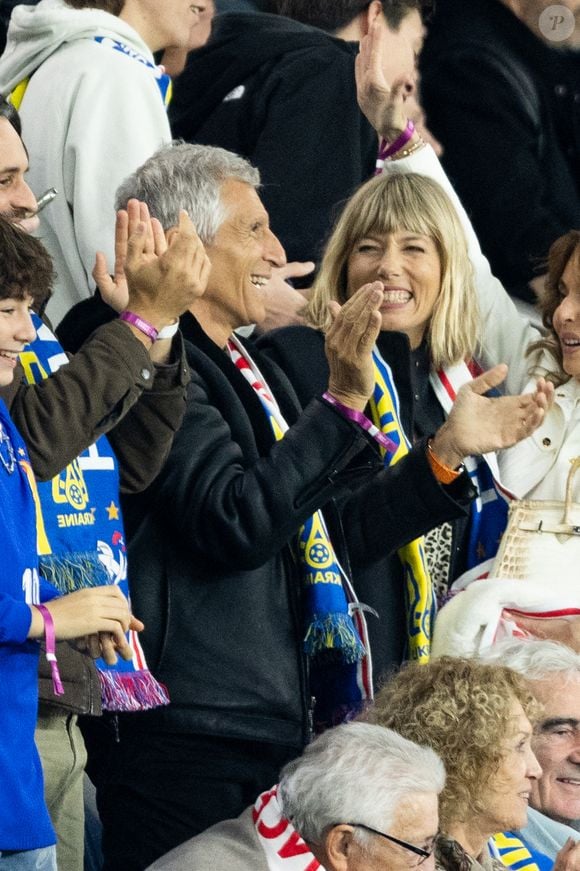 Les deux amoureux ont adoré ce one-man show.

Nagui et sa femme Mélanie Page - Célébrités dans les tribunes du match de qualification de la Coupe du monde 2026 entre la France contre l'Ukraine (4-0) au Parc des Princes à Paris le 13 novembre 2025. © Cyril Moreau/Bestimage