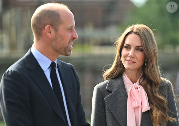 Le prince William a eu une adorable pensée pour son épouse lors d'une sortie officielle.

Le prince William, prince de Galles, et Kate Middleton, princesse de Galles, visitent l'école maternelle et primaire de Farnborough Road. Photo par Eddie Mulholland/WPA-Pool / Julien Burton via Bestimage