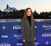 Isabelle portait un costume gris oversize avec un col roulé pour une touche sobre et chic, tandis que Lolita a opté pour une veste noire, une jupe beige et des bottes noires.

Isabelle Huppert - Inauguration du village de la Reine des Neiges sur le site de Disneyland Paris à Marne-la-Vallée le 28 mars 2026. © Disneyland Paris via Bestimage