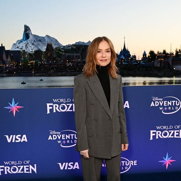 Isabelle portait un costume gris oversize avec un col roulé pour une touche sobre et chic, tandis que Lolita a opté pour une veste noire, une jupe beige et des bottes noires.

Isabelle Huppert - Inauguration du village de la Reine des Neiges sur le site de Disneyland Paris à Marne-la-Vallée le 28 mars 2026. © Disneyland Paris via Bestimage