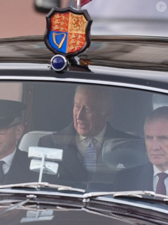 Le roi Charles III quitte le palais de Buckingham à Londres, pour la cérémonie d'accueil à Horse Guards Parade de l'émir du Qatar Cheikh Tamim bin Hamad Al Thani et de son épouse Cheikha Jawaher, lors de sa visite d'État au Royaume-Uni, mardi 3 décembre 2024.