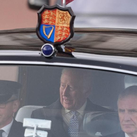 Le roi Charles III quitte le palais de Buckingham à Londres, pour la cérémonie d'accueil à Horse Guards Parade de l'émir du Qatar Cheikh Tamim bin Hamad Al Thani et de son épouse Cheikha Jawaher, lors de sa visite d'État au Royaume-Uni, mardi 3 décembre 2024.