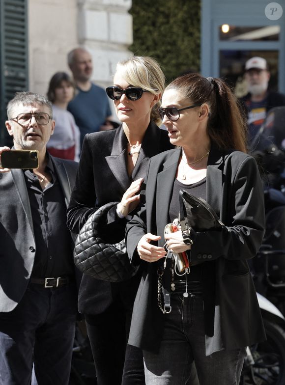 Laeticia Hallyday - Arrivées aux obsèques de N.Farès en l'église Saint-Jean-de-Montmartre à Paris, le 24 avril 2026. N.Farès est décédée le 17 avril 2026 à l'âge de 57 ans, quelques jours après un "incident cardiaque" survenu le 12 avril 2026 dans la piscine du complexe sportif, Blanche (9ème). © Jacovides / Borde / Bestimage