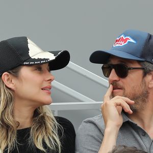 Marion Cotillard et son compagnon Guillaume Canet - People dans les tribunes lors de la finale messieurs des internationaux de France de tennis de Roland Garros 2019 à Paris le 9 juin 2019. © Jacovides-Moreau/Bestimage