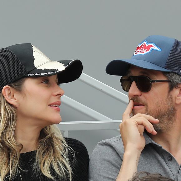 Marion Cotillard et son compagnon Guillaume Canet - People dans les tribunes lors de la finale messieurs des internationaux de France de tennis de Roland Garros 2019 à Paris le 9 juin 2019. © Jacovides-Moreau/Bestimage
