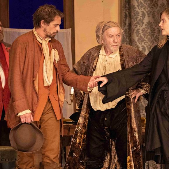 Carré et Berroyer, dans leurs styles complémentaires, offrent une dynamique scénique enlevée à ce grand classique de Goldoni.
Isabelle Carré et Jacky Berroyer dans "La Serva Amorosa" au Théâtre de la Porte Saint-Martin.