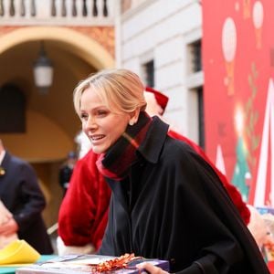 La princesse Charlène de Monaco - La famille princière de Monaco offre les traditionnels cadeaux de Noël aux enfants monégasques dans la Cour du Palais Princier, le 18 décembre 2024. 

© Claudia Albuquerque / Bestimage