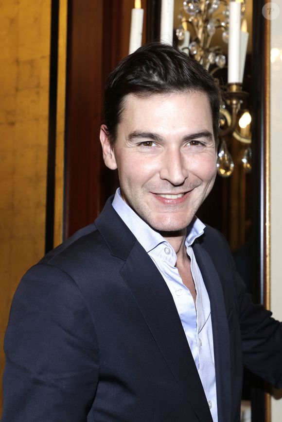 Durant les tournages de cette émission, Julia Vignali a notamment l'occasion de côtoyer le commissaire priseur Harold Hessel

Harold Hessel - 44ème Cocktail des Ecrivains du cercle MBC dans les salons du Fouquet's à Paris. Le 1er décembre 2022
© Cédric Perrin / Bestimage