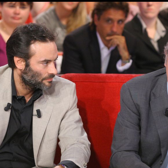 Anthony Delon et son père Alain Delon sur le plateau de "Vivement dimanche" le 24 septembre 2008. © Guillaume Gaffiot/bestimage