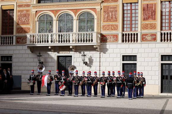 Illustration - La famille princière monégasque dans la cour d'honneur du palais lors de la la fête nationale à Monaco le 19 novembre 2025. © Dominique Jacovides - Bruno Bebert / Bestimage