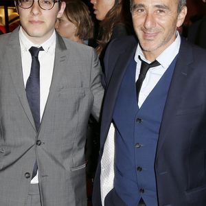 Élie Semoun, 61 ans, a accueilli son deuxième enfant le 28 août dernier, un petit garçon né de son union avec sa compagne Aude. 

Elie Semoun et son fils  Antoine - People lors du dîner d'ouverture du 42ème Festival du cinéma Américain de Deauville.
© Christophe Aubert via Bestimage