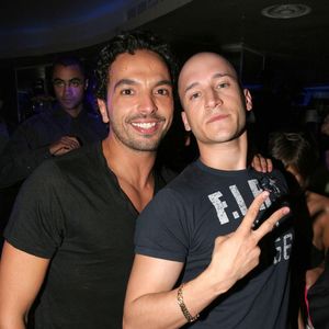 Le chorégraphe français Kamel Ouali (G) et Harlem, candidat de l'émission de télé-réalité 'Star Academy 4', lors de la soirée d'anniversaire du producteur de télévision Gérard Louvin au club 'L'Etoile' à Paris, France, le 5 septembre 2005. Photo Benoit Pinguet/ABACAPRESS.COM