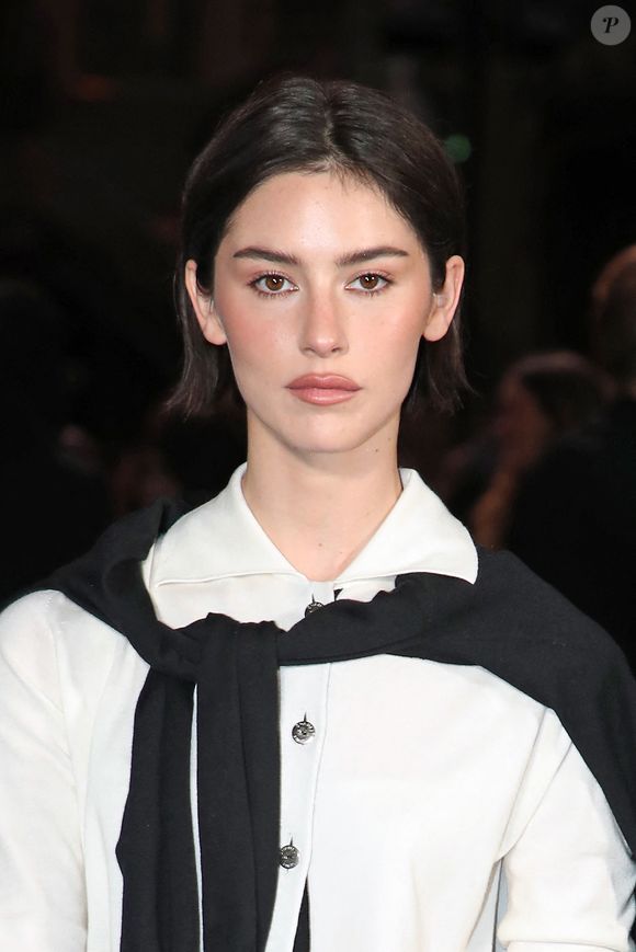 L'application d'un baume à lèvres nourrissant, d'une huile teintée ou d'un gloss très léger (nude ou rosé) vient sublimer le tout. Le but est d'avoir une bouche pulpeuse, hydratée et saine.

Gracie Abrams - Célébrités au Défilé Chanel, Collections Prêt-à-porter Printemps / Eté 2026, dans le cadre de la Fashion Week de Paris. Au Grand Palais à Paris, France, le 06 Octobre 2025.

© Bertrand Rindoff / Bestimage