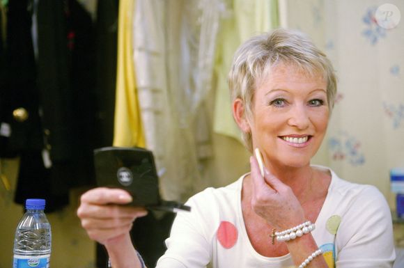 La présentatrice de télévision française Evelyne Leclercq se produit au théâtre Caumartin 'Le bain de Jouvence', à Paris, France, le 30 juin 2005. Photo par Greg Soussan/ABACAPRESS.COM