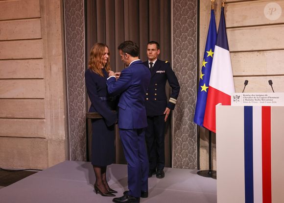 La cérémonie, intime mais prestigieuse, s’est déroulée pendant la Fashion Week de Paris. Stella McCartney était entourée de sa famille et proches.

Stella McCartney, Emmanuel Macron - La créatrice S.McCartney est faite Chevalier de la Légion d'honneur par le président français E.Macron au palais de l'Elysée à Paris, le 5 mars 2026, lors de la Fashion Week à Paris. Cette distinction salue son parcours ainsi que son engagement dans l'univers de la création et de la mode.
