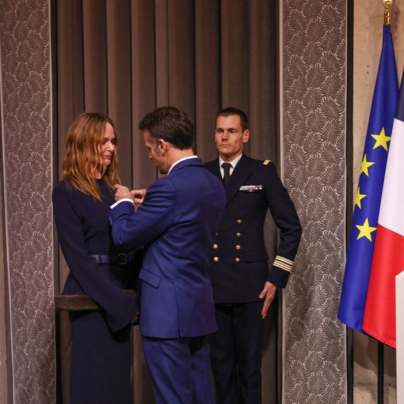 La cérémonie, intime mais prestigieuse, s’est déroulée pendant la Fashion Week de Paris. Stella McCartney était entourée de sa famille et proches.

Stella McCartney, Emmanuel Macron - La créatrice S.McCartney est faite Chevalier de la Légion d'honneur par le président français E.Macron au palais de l'Elysée à Paris, le 5 mars 2026, lors de la Fashion Week à Paris. Cette distinction salue son parcours ainsi que son engagement dans l'univers de la création et de la mode.