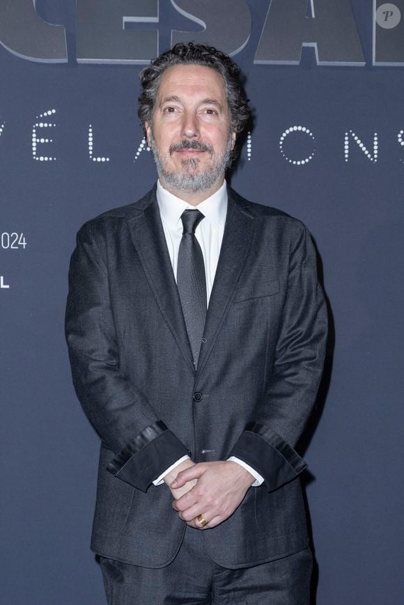 "Il fallut cinq déménagements pour que l’acteur, enfin, se sente chez lui" apprend-on
Guillaume Gallienne au photocall du dîner César Révélations 2024 à L'Élysée Montmartre à Paris le 15 janvier 2024.

© Olivier Borde / Bestimage