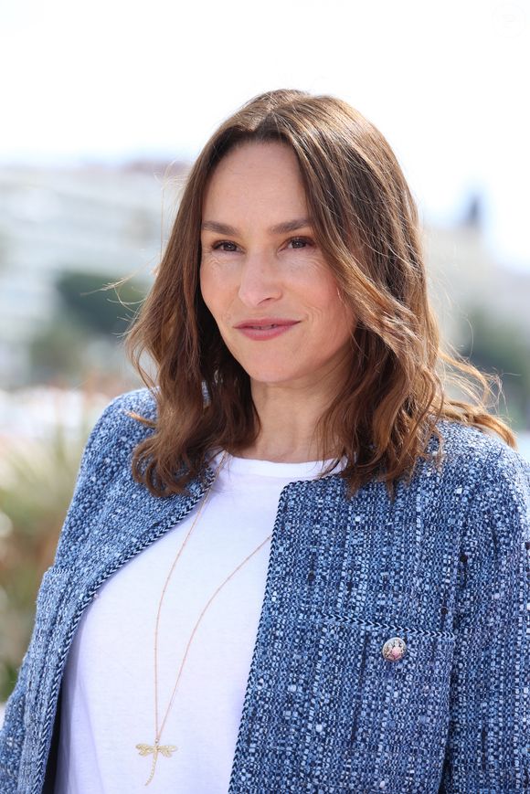 Vanessa Demouy - Photocall de "Ici tout commence" lors du 7ème festival international Canneséries à Cannes, le 6 avril 2024. © Denis Guignebourg / Bestimage