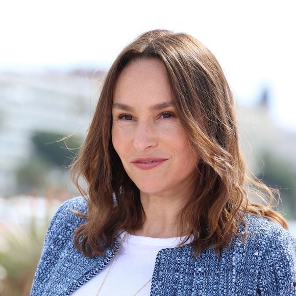 Vanessa Demouy - Photocall de "Ici tout commence" lors du 7ème festival international Canneséries à Cannes, le 6 avril 2024. © Denis Guignebourg / Bestimage