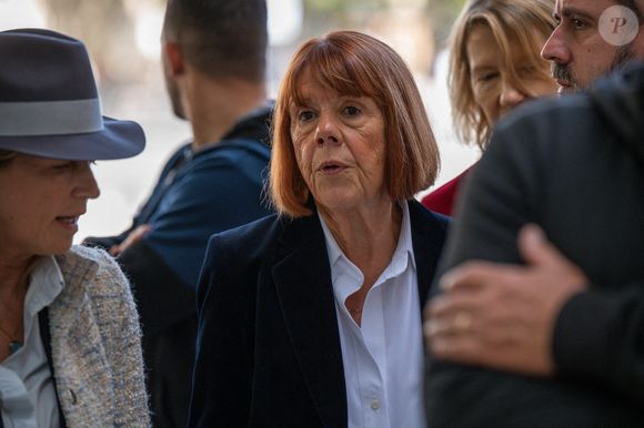 Gisèle Pelicot quitte la cour d'appel à l'heure du déjeuner lors du troisième jour du procès en appel de l'un des co-accusés dans l'affaire dite du viol de Mazan à Nîmes, France, le 8 octobre 2025. Photo par Laurent Coust/ABACAPRESS.COM