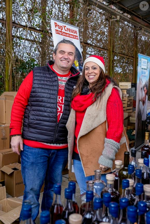 Pierre et Frédérique, candidats de "L'amour est dans le Pré", participent au marché de Noël de Jérôme et Lucile dans leur ferme à Jons (69), le 15 décembre 2024. © Sandrine Thesillat / PsNewZ