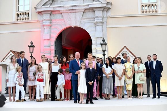 Le riche héritier dépassait tout le monde d'une tête

La princesse Caroline de Hanovre, Stefano Ercole Carlo Casiraghi, Ben Sylvester Strautmann, la princesse Alexandra de Hanovre, Francesco Carlo Albert Casiraghi, Beatrice Borromeo, Charlotte Casiraghi, Balthazar Casiraghi-Rassam, Tatiana Santo Domingo, Maximilian Casiraghi, le prince Albert II de Monaco, la princesse Gabriella, la princesse Charlene de Monaco, le prince héréditaire Jacques de Monaco, Louis Ducruet, Marie Ducruet, la princesse Stephanie de Monaco, Pauline Ducruet, Camille Gottlieb et Gareth Wittstock - Célébration des 20 ans de règne du prince souverain Albert II de Monaco sur la place du Palais à Monaco, le 19 juillet 2025. © Bruno Bebert/Bestimage