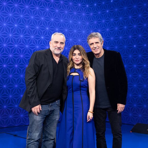 Exclusif - Julien Clerc, Antoine Dulery, Julie Zenatti en backstage lors de l'enregistrement de l'émission "La Boîte à secrets", présentée par F.Bollaert et diffusée le 2 janvier 2026 sur France 3, dans les studios du Lendit à Saint-Denis, France, le 1er décembre 2025. © Cyril Moreau/Bestimage