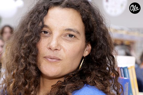 Dans son message, elle explique avoir personnellement choisi ce rhum produit par la distillerie Saint James.

Marie Tabarly fille de Eric Tabarly - Festival du Livre de Paris 2025 au Grand Palais à Paris le 12 avril 2025.
© Cédric Perrin / Bestimage