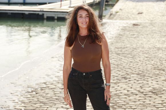 Ce rôle résonne parfaitement avec sa vie personnelle, puisque l'actrice de 46 ans a elle aussi décidé de fuir l'agitation parisienne.

Lola Dewaere de la série Je Sais Pas - La 27e édition du Festival de la Fiction de La Rochelle, vendredi 19 septembre 2025. © Christophe Aubert via Bestimage