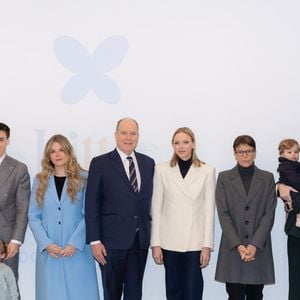 Cette première sortie officielle symbolise à la fois l’engagement professionnel de Marie et l’entrée des fillettes dans la lumière publique.
TT.SS.HH. Le Prince Albert II (Le prince Albert II de Monaco) et la Princesse Charlène de Monaco (La princesse Charlène de Monaco), S.A.S. la Princesse Stéphanie de Monaco (La princesse Stéphanie de Monaco), Camille Gottlieb et Louis Ducruet avec ses filles Victoire et Constance, assistent à l'inauguration des " Petites Merveilles " créées par Marie Ducruet et Élise Rouillard. Little Wonders" est un espace dédié aux enfants avec des jeux, des activités éducatives et un café situé sur le Boulevard Rainier III. © Olivier Huitel/Pool Monaco/Bestimage