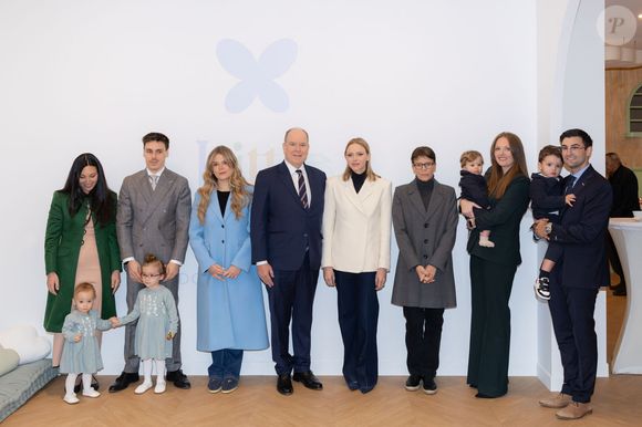 Cette première sortie officielle symbolise à la fois l’engagement professionnel de Marie et l’entrée des fillettes dans la lumière publique.

TT.SS.HH. Le Prince Albert II (Le prince Albert II de Monaco) et la Princesse Charlène de Monaco (La princesse Charlène de Monaco), S.A.S. la Princesse Stéphanie de Monaco (La princesse Stéphanie de Monaco), Camille Gottlieb et Louis Ducruet avec ses filles Victoire et Constance, assistent à l'inauguration des " Petites Merveilles " créées par Marie Ducruet et Élise Rouillard. Little Wonders" est un espace dédié aux enfants avec des jeux, des activités éducatives et un café situé sur le Boulevard Rainier III. © Olivier Huitel/Pool Monaco/Bestimage