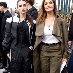 Info - L'actrice Nadia Farès est décédée ce vendredi 18 avril 2026, après un incident cardiaque survenu sept jours plus tôt dans la piscine d'un club de sport huppé de la rue Blanche situé près de Montmartre, à Paris - Nadia Farès et sa fillle Shanna Leelee Chasman - Les célébrités au défilé Dior "Collection Prêt-à-Porter Automne/Hiver 2025-2026" lors de la Fashion Week de Paris (PFW), le 4 mars 2025

© Christophe Aubert via Bestimage
