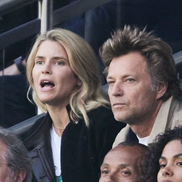 Alice Taglioni et Laurent Delahousse dans les tribunes de la demi-finale retour de Ligue des champions au Parc des Princes à Paris, le 7 mai 2024. 
Photo : Cyril Moreau / Bestimage