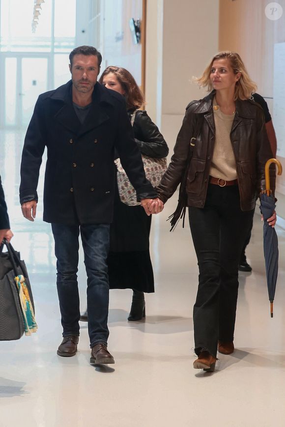 Nicolas Bedos, jugé pour agressions et harcèlement sexuels, arrive avec sa compagne Pauline Desmonts et son avocate,  J.Minkowski, au tribunal judiciaire de Paris, le 26 septembre 2024. Les faits reprochés auraient été commis entre 2018 et 2023. 
© Christophe Clovis / Bestimage