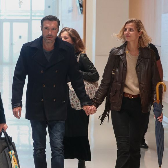 Nicolas Bedos, jugé pour agressions et harcèlement sexuels, arrive avec sa compagne Pauline Desmonts et son avocate,  J.Minkowski, au tribunal judiciaire de Paris, le 26 septembre 2024. Les faits reprochés auraient été commis entre 2018 et 2023. 
© Christophe Clovis / Bestimage