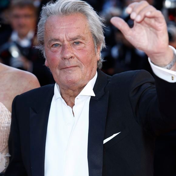 Archives - En France, à Cannes, Alain Delon, lors de la montée des marches de la cérémonie de clôture du 66 EME FESTIVAL DU FILM INTERNATIONAL DE CANNES 2013  le 26 mai 2013. Jean-Jacques Descamps via Bestimage