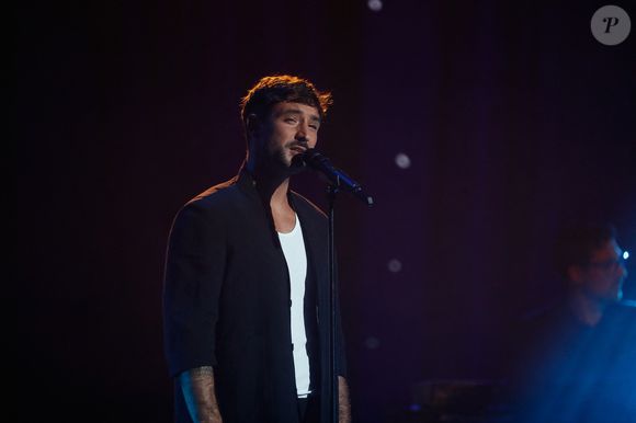 Ce à quoi l'artiste répondait alors ceci : "C'est aussi devenu l'hymne des personnes qui hésitaient à se séparer et qui l'ont fait en se disant : 'Ah bah ça peut bien se passer'."

Exclusif - Jérémy Frérot - Enregistrement de l'émission "Eternel Aznavour, le concert événement", diffusée le 18 octobre sur France 3
© Christophe Clovis-Cyril Moreau / Bestimage