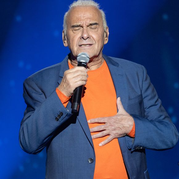 Michel Fugain pour les surprises lors de l'enregistrement de l'émission "La Boîte à secrets", présentée par Faustine Bollaert et diffusée le 17 octobre sur France 3, dans les studios du Lendit à Saint-Denis, France, le 23 septembre 2025.

© Cyril Moreau/Bestimage