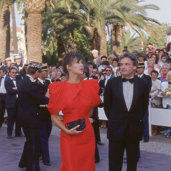 Et de compléter : "Il faut imaginer qu’à cette époque, je pouvais arriver de Beverly Hills, à Los Angeles, et débarquer à Varsovie, en passant par le 11e arrondissement de Paris". Un contraste qui l'a particulièrement marquée...

Archives - Sophie Marceau et son ex-mari Andrzej Zulawski à Cannes en 1987. (JLPPA / Bestimage).